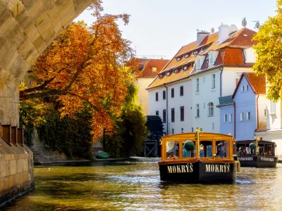 Fotografie podzimní Vltavy s lodí