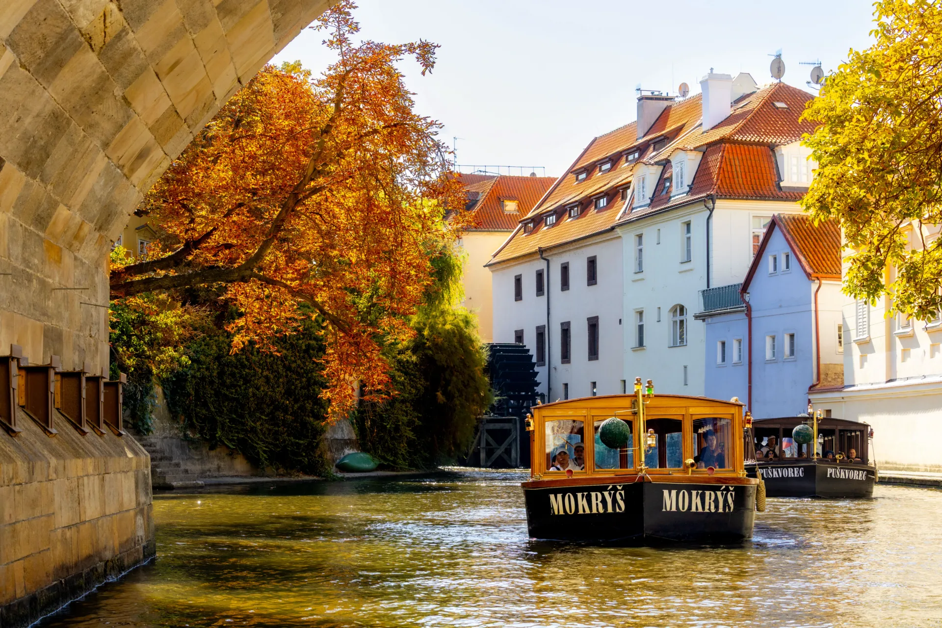 Barevná Vltava má své kouzlo